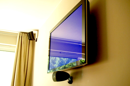 Установка телевизора на стену в Омске